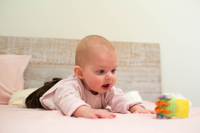 Bambino che si allunga per prendere il giocattolo