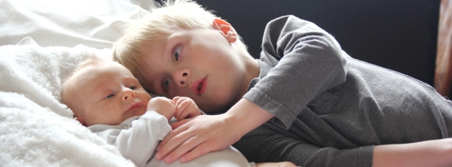 Il bambino più grande non prova tanta gelosia verso il nuovo arrivo quanto il più piccolo.