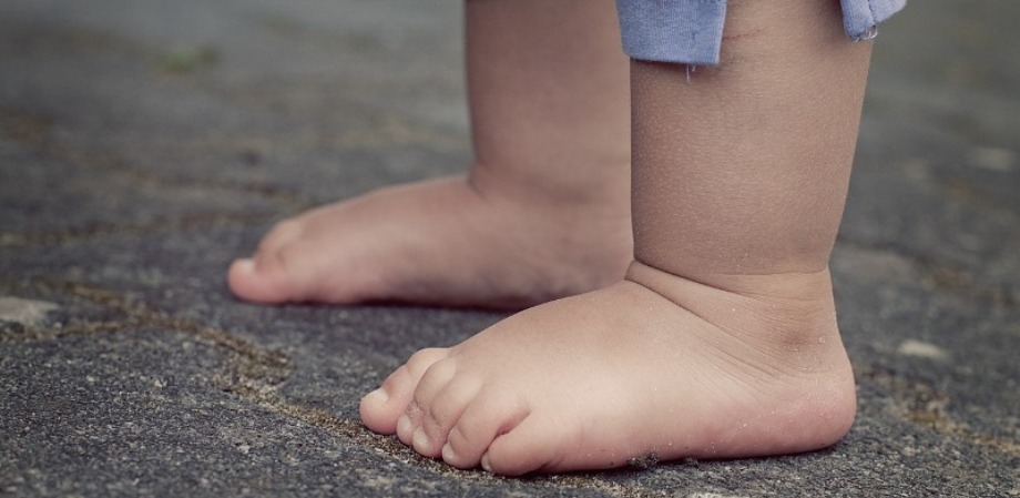 Camminare a piedi nudi favorisce il corretto sviluppo delle gambe dei bambini.