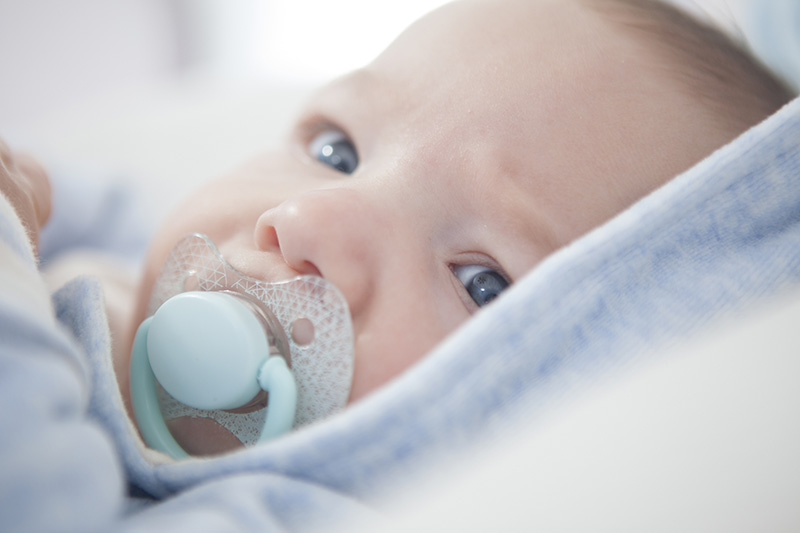 Bambino con il ciuccio