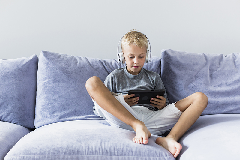 Ragazzo con tablet