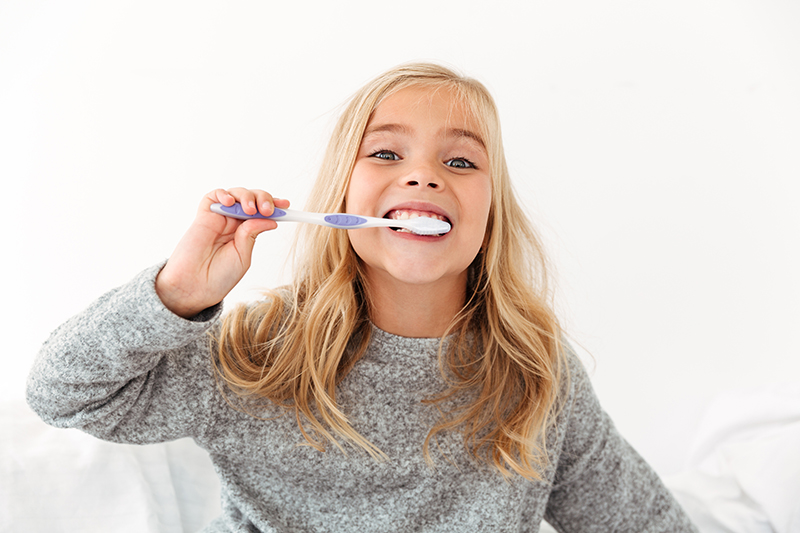 Ragazza e pulizia dei denti