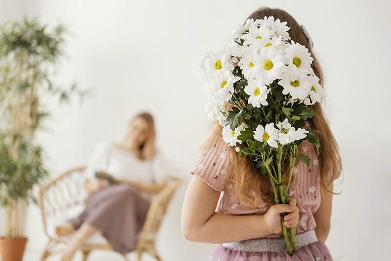 Bambina con fiori