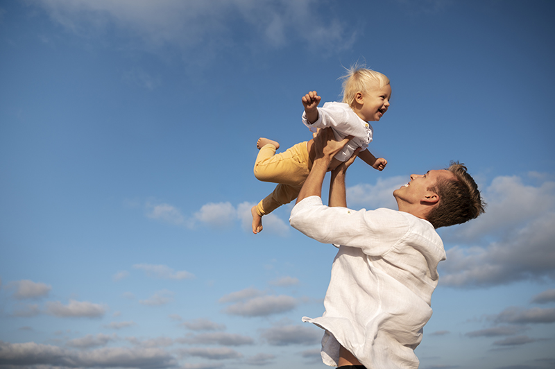 Padre con figlio in braccio