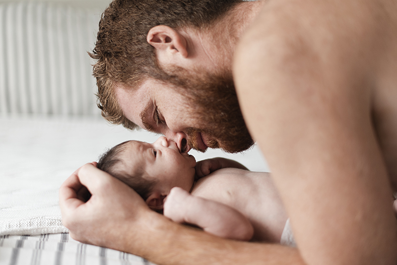 Padre e bambino sul letto