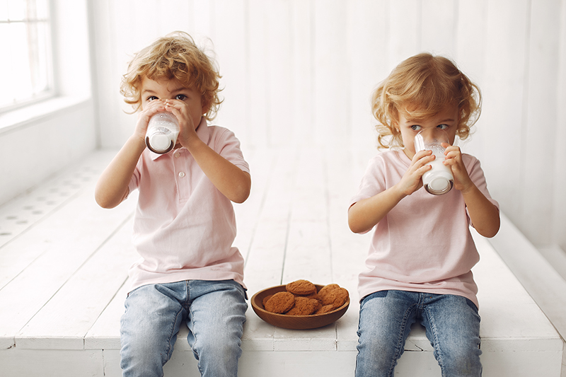 I bambini bevono latte
