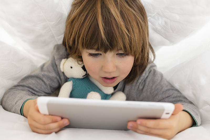 Bambino con tablet