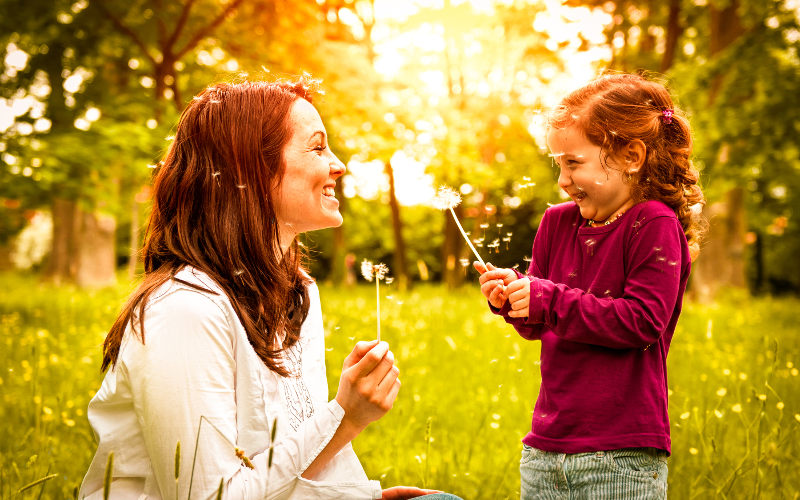 Mamma con la figlia sul prato