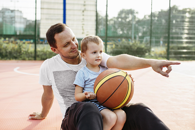 Padre e figlio al parco giochi
