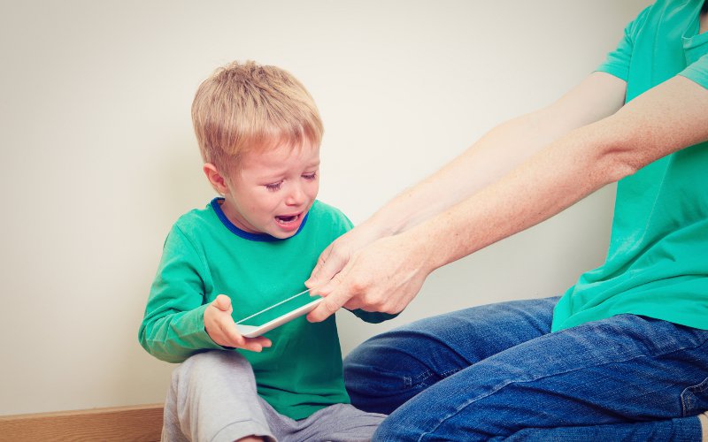 Bambino che piange con il tablet