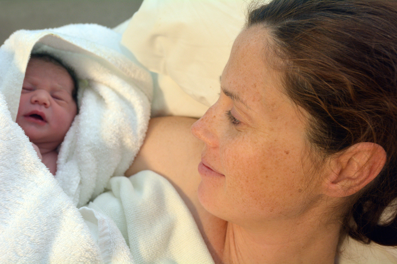Mamma felice e neonato