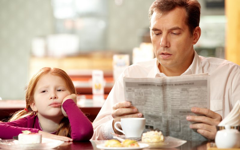 Bambina annoiata con il padre