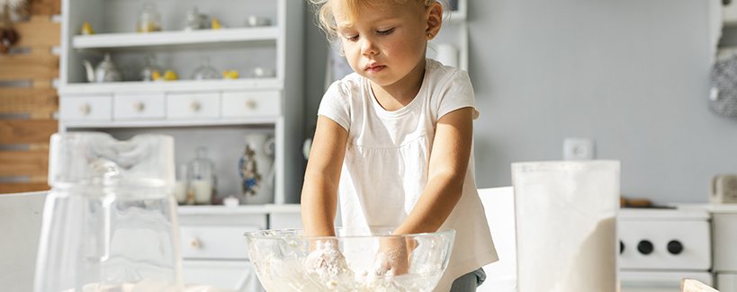 Come possono i bambini aiutare a cucinare in cucina?